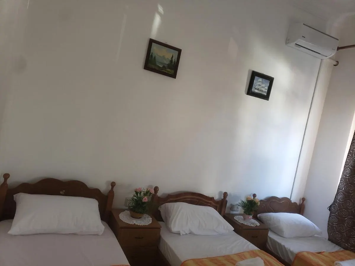 Hostel Oakland Tirana 0*,  Albania